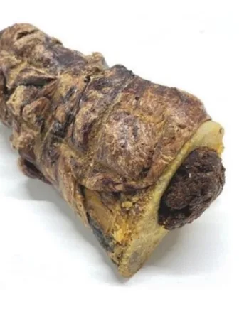 Lækker hundegodbid: Marvben med kallun og okselunge